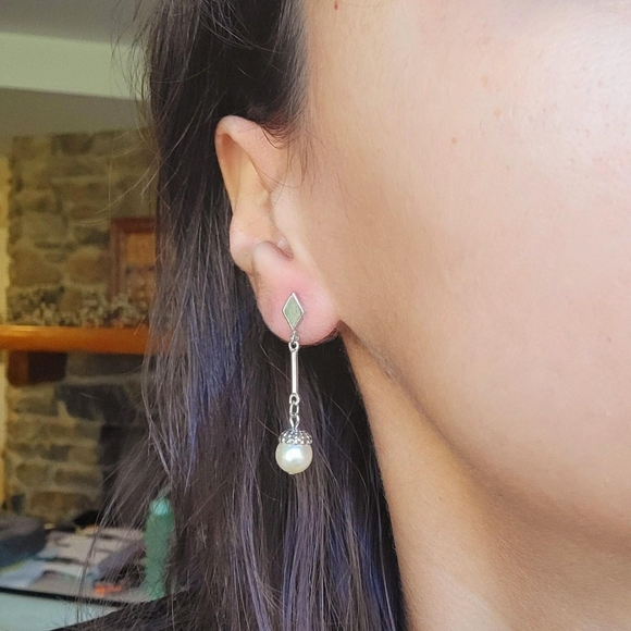 Vintage Avon Silver Simple Dainty Classic Pearl Drop Hanging Stud Earrings - Picture 5 of 16